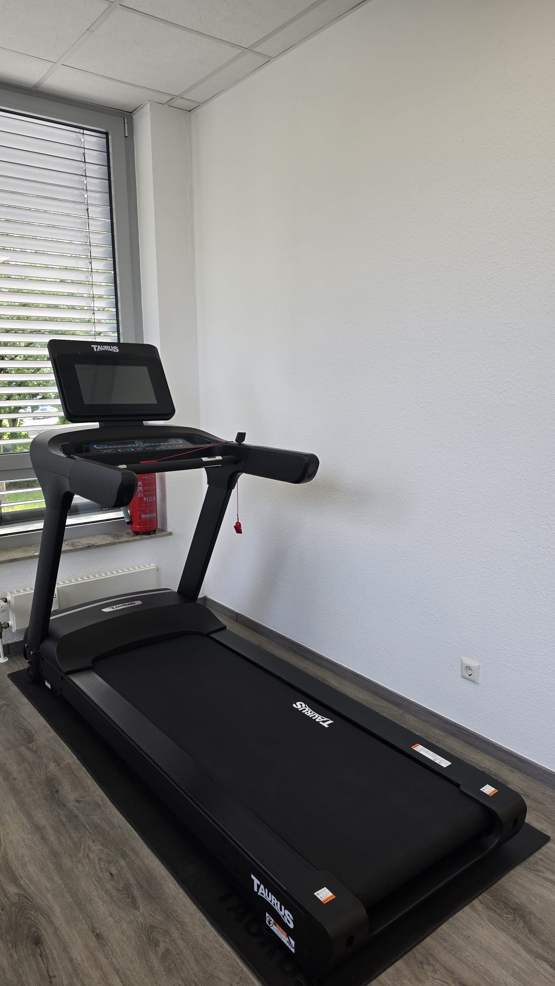 Trainingsbereich mit Laufband in der Rehavility Praxis.