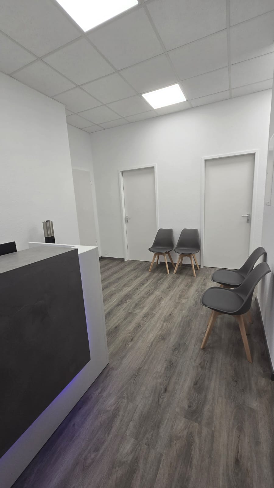 Empfangs- und Wartebereich der Physiotherapiepraxis.