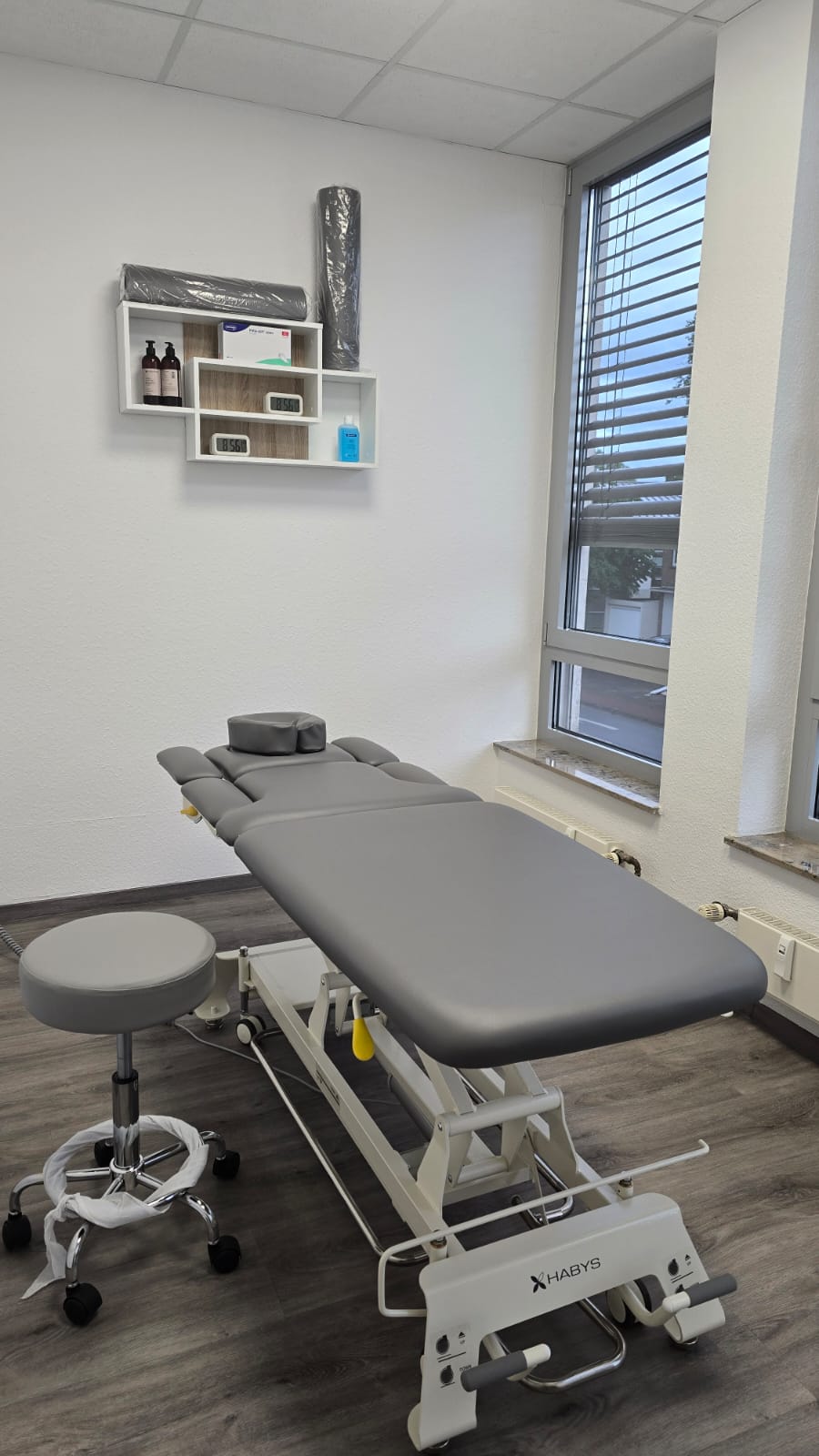 Behandlungsraum mit Therapieliege und Ausstattung.