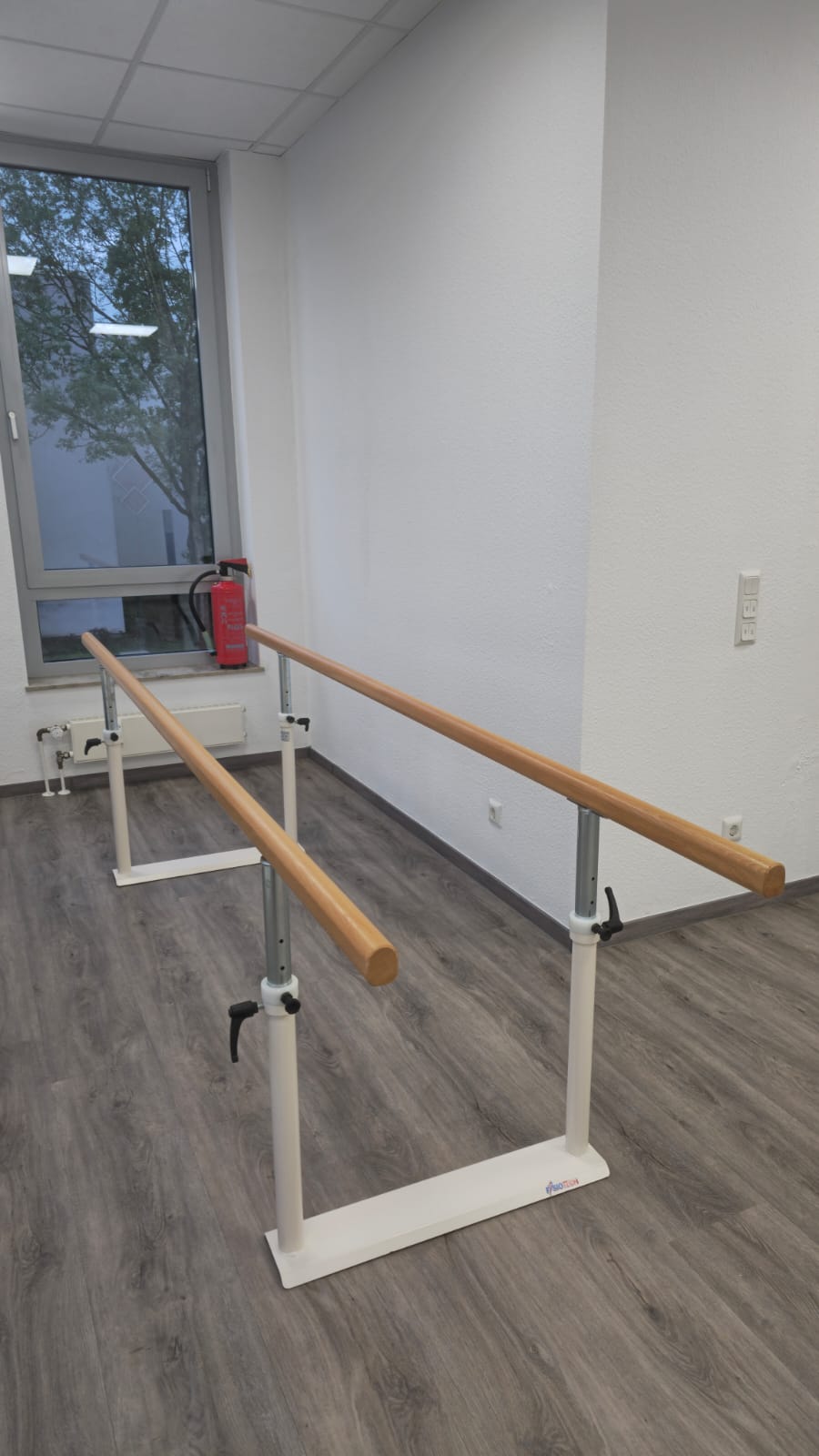 Gangschule mit Barren für sicheres Gehtraining.